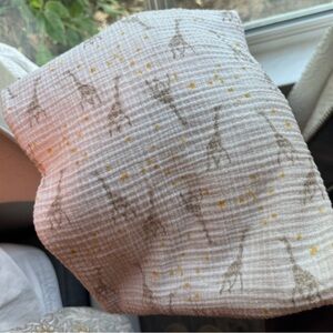Aden + Anais Muslin Swaddle Blanket – Giraffe & Gold Star Print